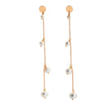 Dangling earrings with pearls