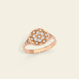 Round seal ring in gold and diamonds